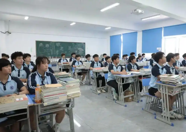 升学班选用文化课与专业课双线并进的培